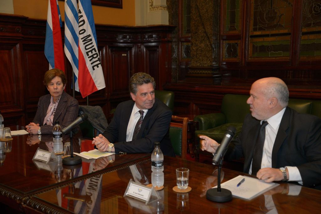 La Dra. Ana Wilensky, entonces Presidenta de B´nai B´rith Uruguay, el entonces Presidente de la Cámara de Diputados Gerardo Amarilla y Ianai Silbertein (Foto: Martín Cerchiari, Depto. de Fotografía del Parlamento)