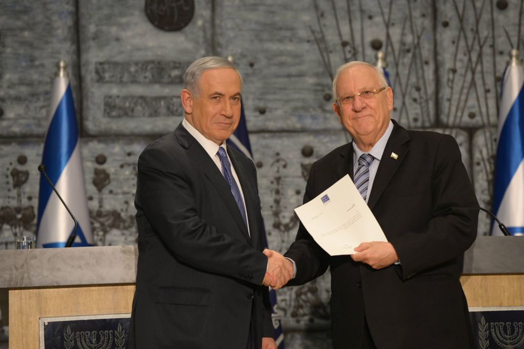 El Presidente Rivlin entregando a Biniamin Netanyahu el 25 de marzo del 2015 el mandato para formar gobierno (Foto: Amos ben Gershom, GPO)