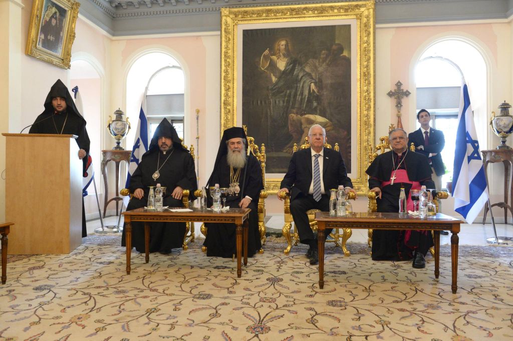 Visitando a representantes de las iglesias cristianas, en una reunión en el Patriarcado Armenio de Jerusalem (Foto: Mark Nayman, GPO)