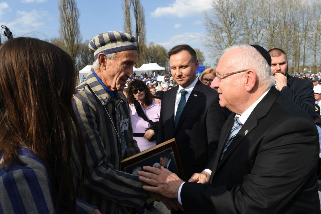 Saludando al sobreviviente de la Shoa Edward Moses durante la Marcha por la Vida de 2018 en Auschwitz-Birkenau (Foto: Kobi Gideon, GPO)