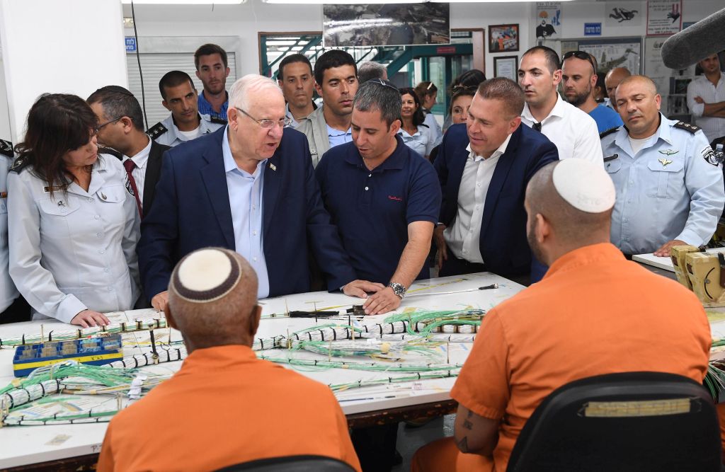 Visitando la prisión Tzalmon en la víspera de Iom Kipur 2017 (Foto: Mark Nayman, GPO)