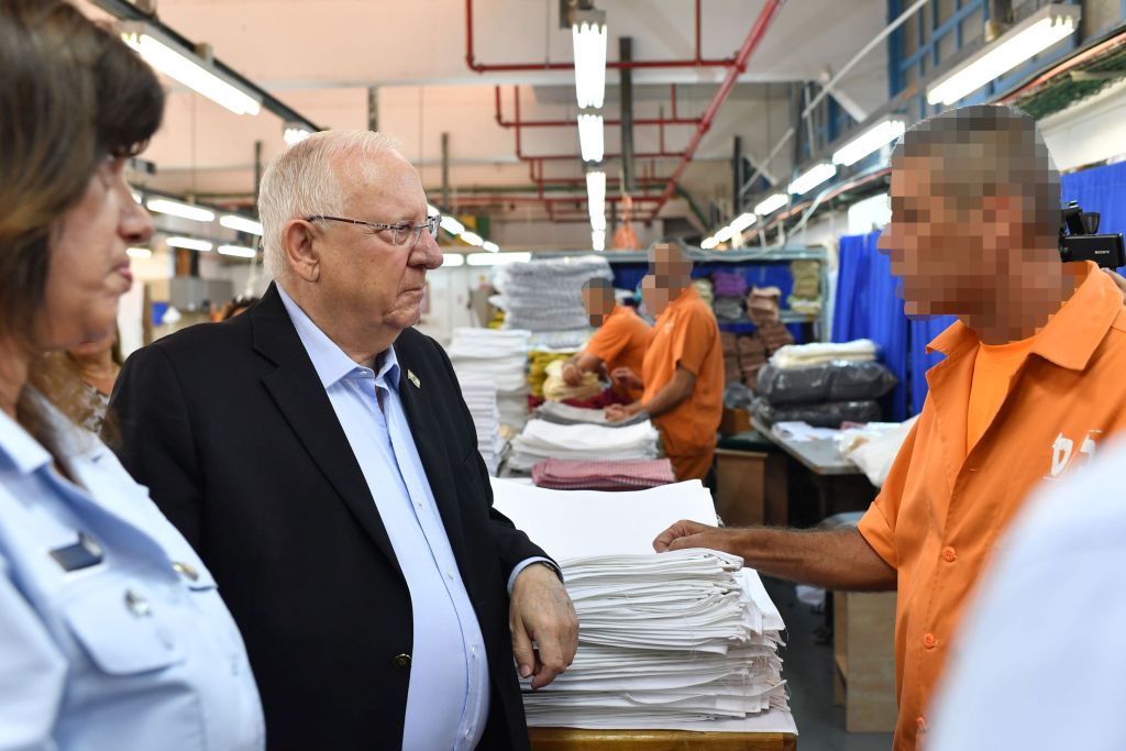 En la víspera de Iom Kipur 2018, el Presidente Rivlin visitó las cárceles Nitzan y Ayalon (Foto: Kobi Gideon, GPO)