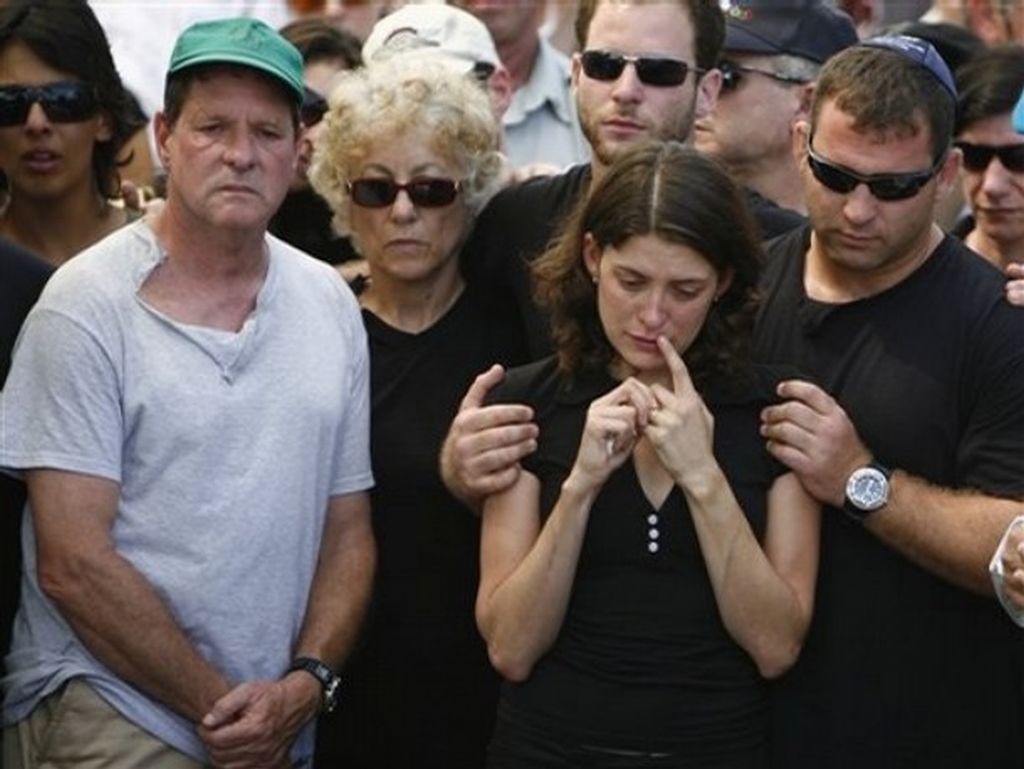 Miki y Shlomo Goldwasser, los padres de Ehud (Udi) (z"l), en su funeral. Adelante, Karnit, la viuda de Udi. (GPO)