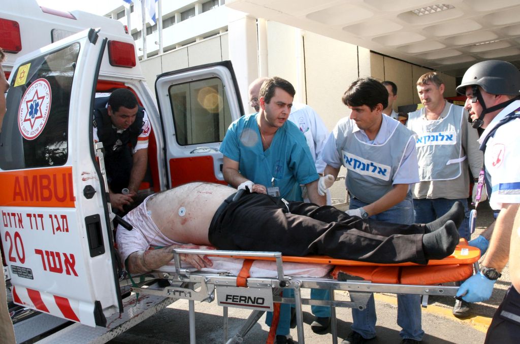 Un herido por el impacto de un cohete Katyusha, ingresado al hospital de Naharia durante la guerra (Foto: Ariel Jerozolimski)