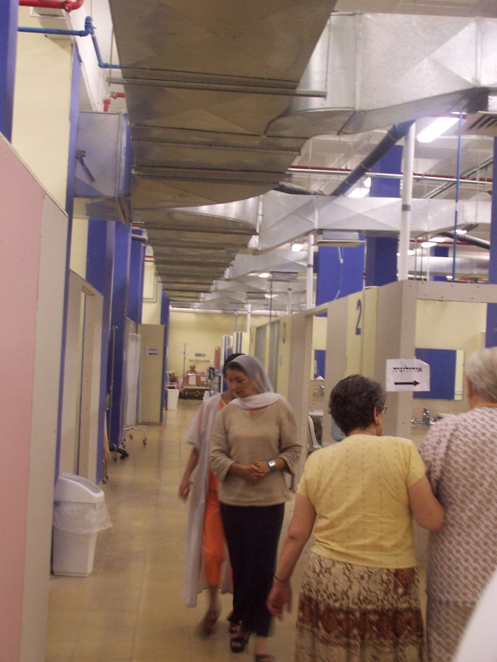 El hospital subterráneo. Todas las comunidades y credos, como siempre en Israel.