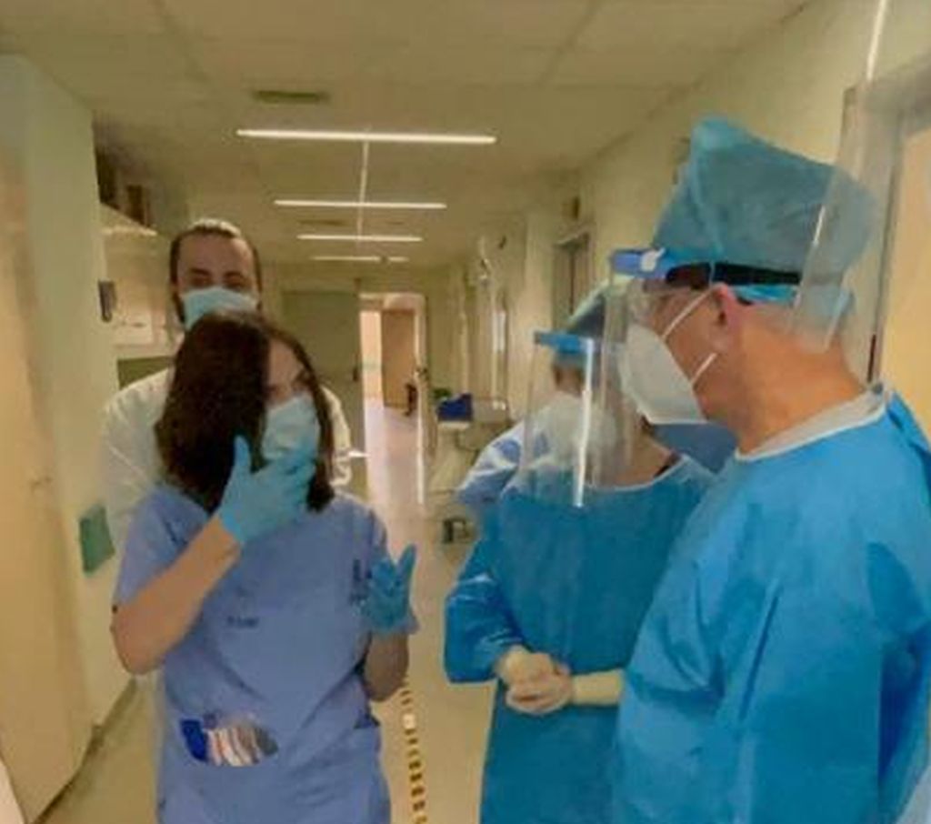 Arber en un hospital griego, con médicos locales