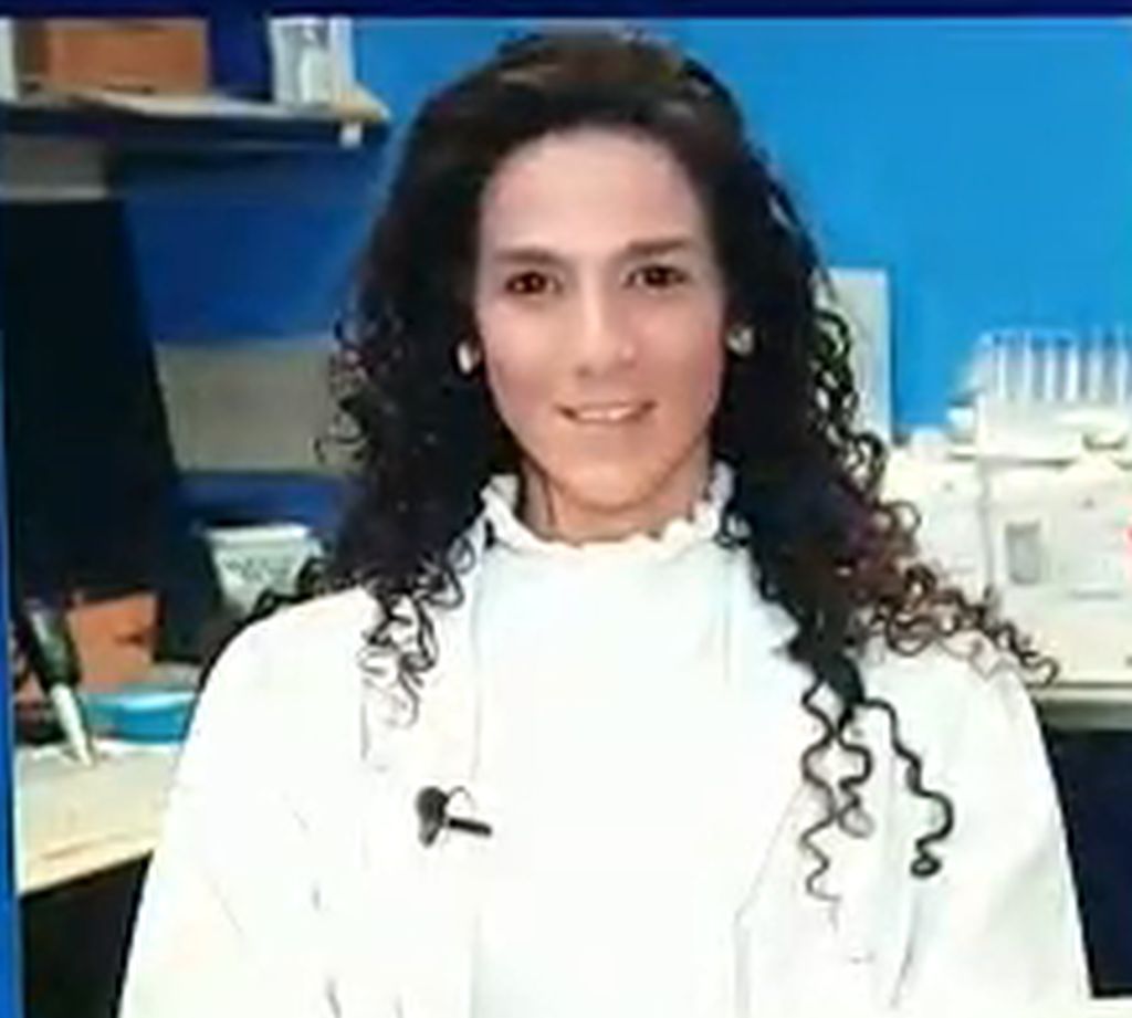 La Dra. Shiran Shapira, directora del laboratorio del Profesor Arber, quien desarrolló con él el remedio. (Foto: captura de pantalla del Canal 13 israelí)