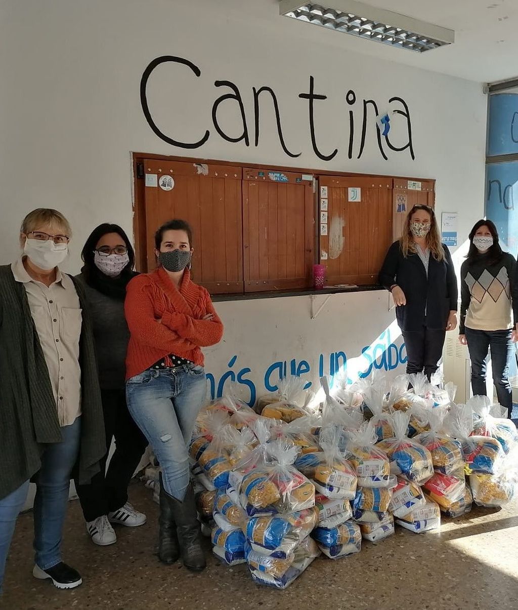 El equipo de la Fundación, pronto para entregar canastas