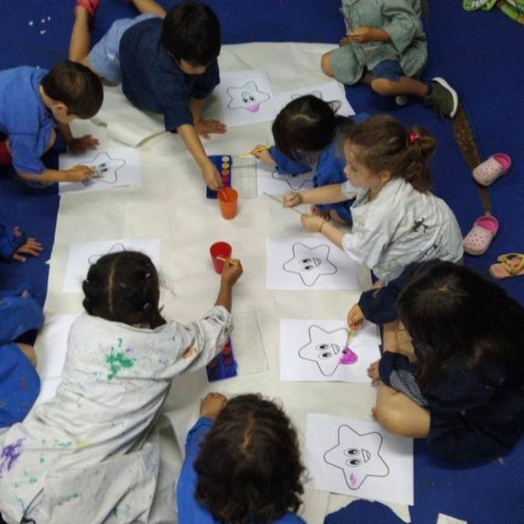 Compartiendo vivencias en una colonia de vacaciones para niños de famiias en el círculo de asistencia