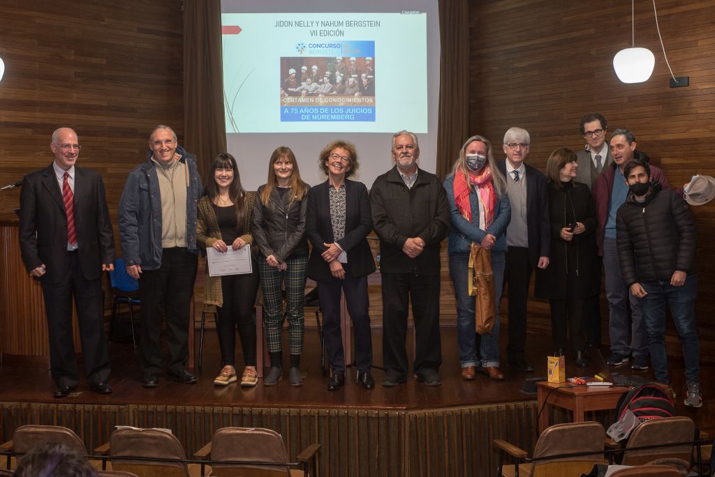 De izquierda a derecha: el Embajador de Israel Yoed Magen, el miembro del jurado Roberto Cyjon, la ganadora Romina Sosa, Silvia Facal miembro del jurado, Directora del Colegio Alemán, Frau Almut Hennings, Ramiro Rodríuguez Villamil miembro del jurado, la Sra. May Mahnken, de la Embajada de Alemania en Uruguay, Gabriel Goldman, quien dirige el Jidón desde sus comienzos, la Subsecretaria de Educación y Cultura Profesora Ana Ribeiro que fue durante años una de las juezas , y la familia organizadora: Jonás y Mauricio Bergstein, junto a su primo Nicolás Was , coordinador del certamen