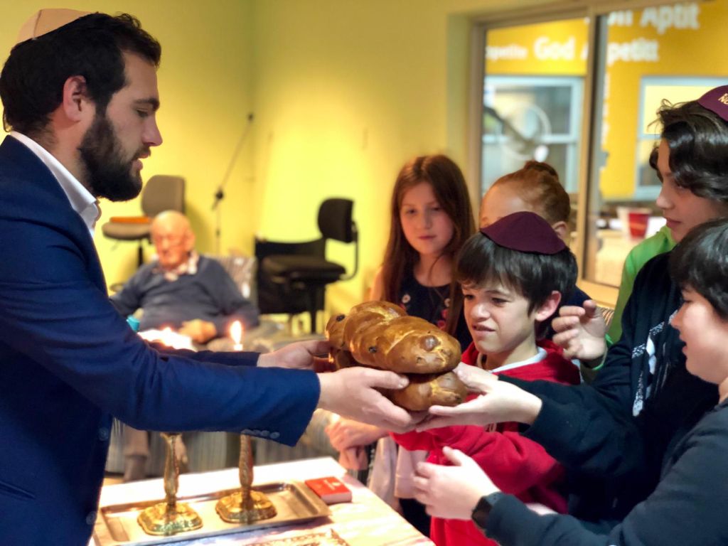 Shabat con jóvenes Bnei Mitzva en el Hogar Israelita