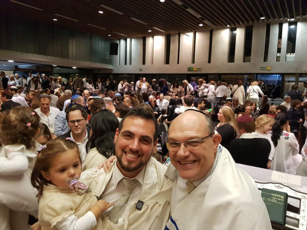 Jagay y su hija, con el Rabino Dani Dolinsky, al finalizar Iom Kipur