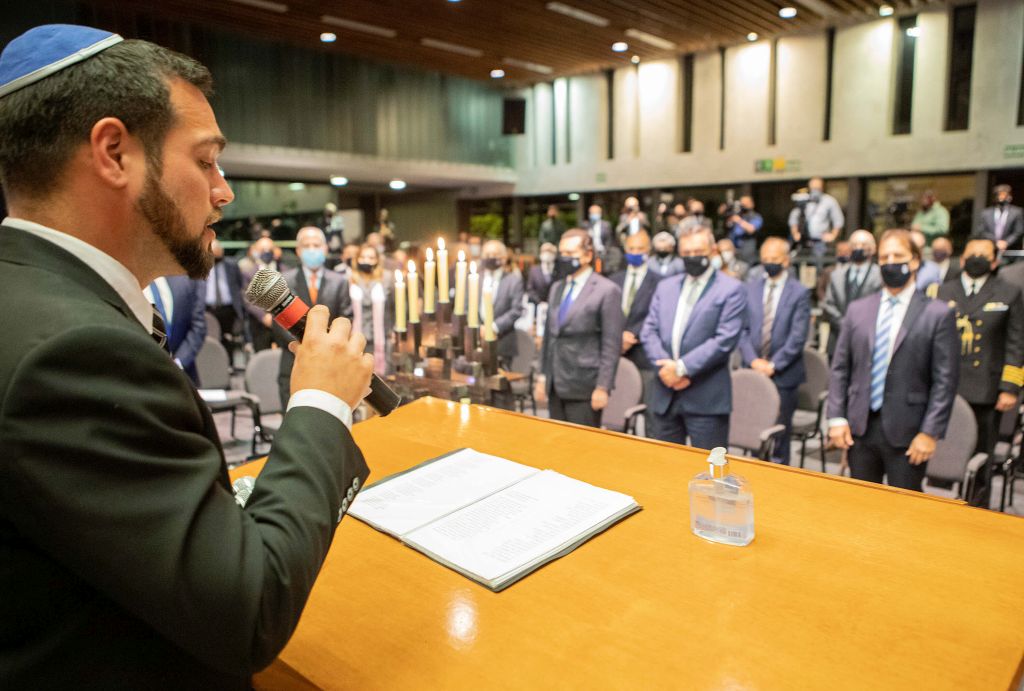 En la ceremonia anual de la Noche de los Cristales Rotos. En la primera fila, vemos al Presidente de la República Luis Lacalle Pou.