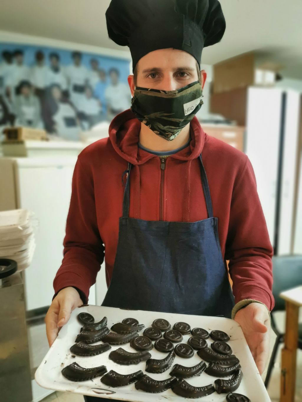 Chocolates con formas típicas de los símbolos de las fiestas, en el taller Taim