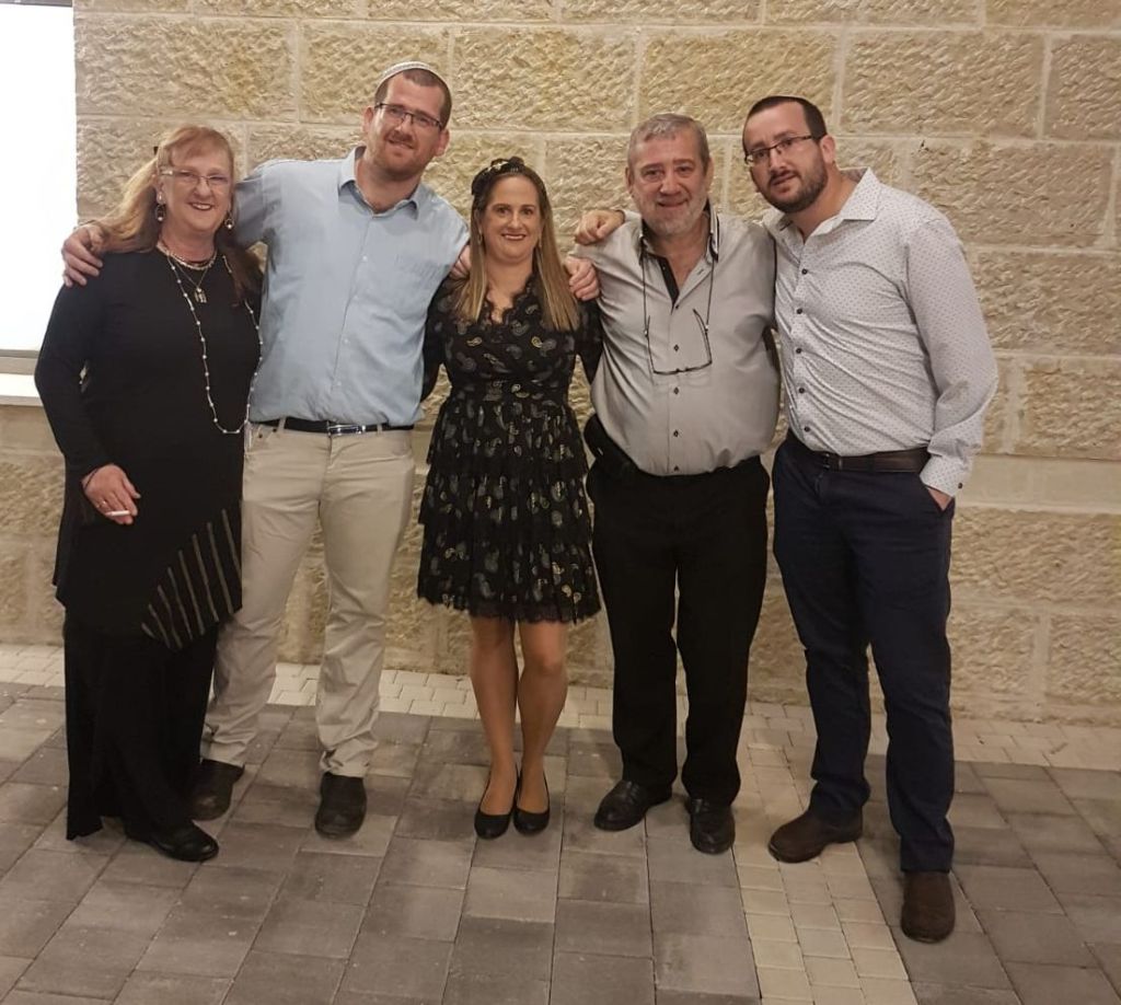 Itzjak con sus padres y sus hermanos