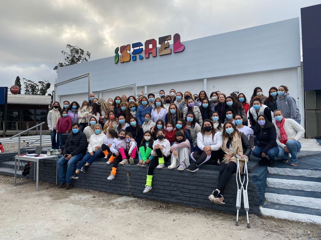 El Embajador de Israel Yoed Magen, atrás, cerca de la punta izquierda, con los miembros de los distintos conjuntos de bailes israelíes de la colectividad judía uruguaya que bailarán durante la Expo
