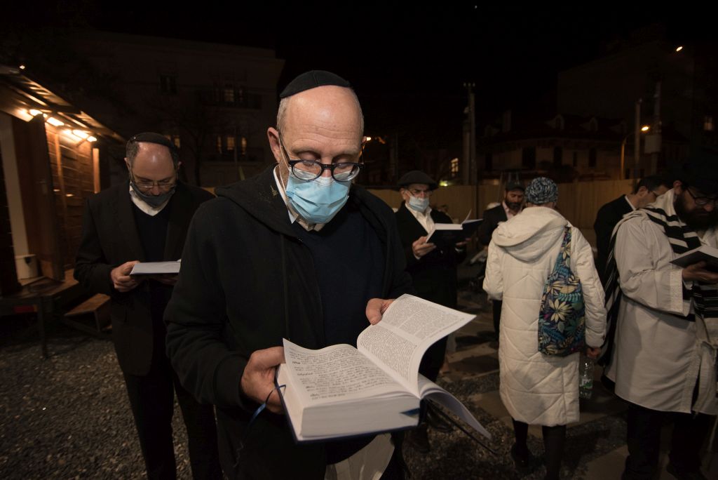 Dani Ascher durante los rezos