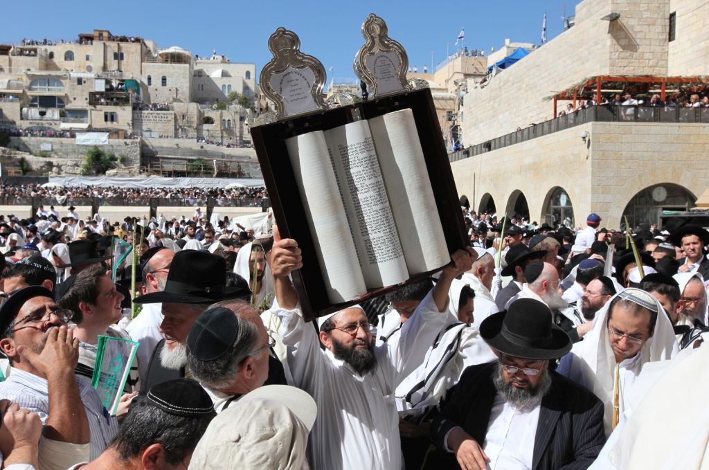 Birkat HaCohanim, la bendición de los sacerdotes, que se eleva en Sucot, celebrada en esta imagen previa a la pandemia, junto al Muro de los Lamentos en Jerusalem (Foto: Ariel Jerozolimski)