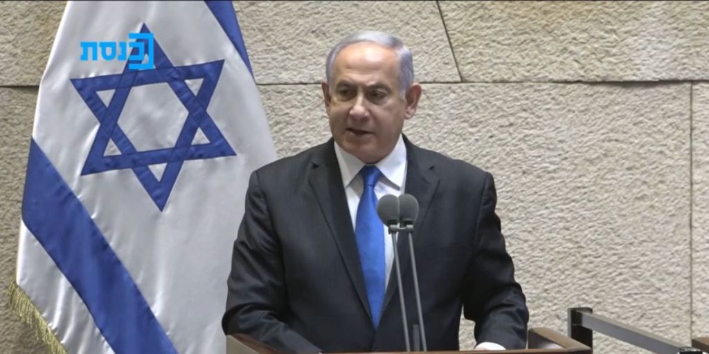 El ex Primer Ministro Biniamin Netanyahu, hoy jefe de la oposición, en la sesión de la Kneset en la que fue aprobada la nueva coalición (Foto: Captura de pantalla del canal 20, canal oficial de la Kneset)