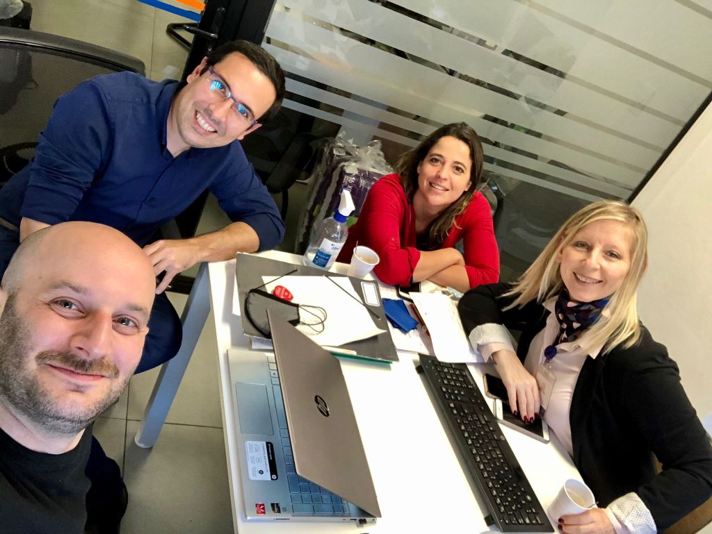 Trabajando en el Hogar. Con la Dra.Ejecutiva Lic. Ionit Leibovici, el Coordinador de RR.HH. Lic Gerardo Ricardo y la Dra. Técnica. Dra. Carla Di Candia.