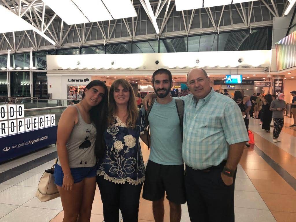 Con sus padres y su hermana, antes de partir
