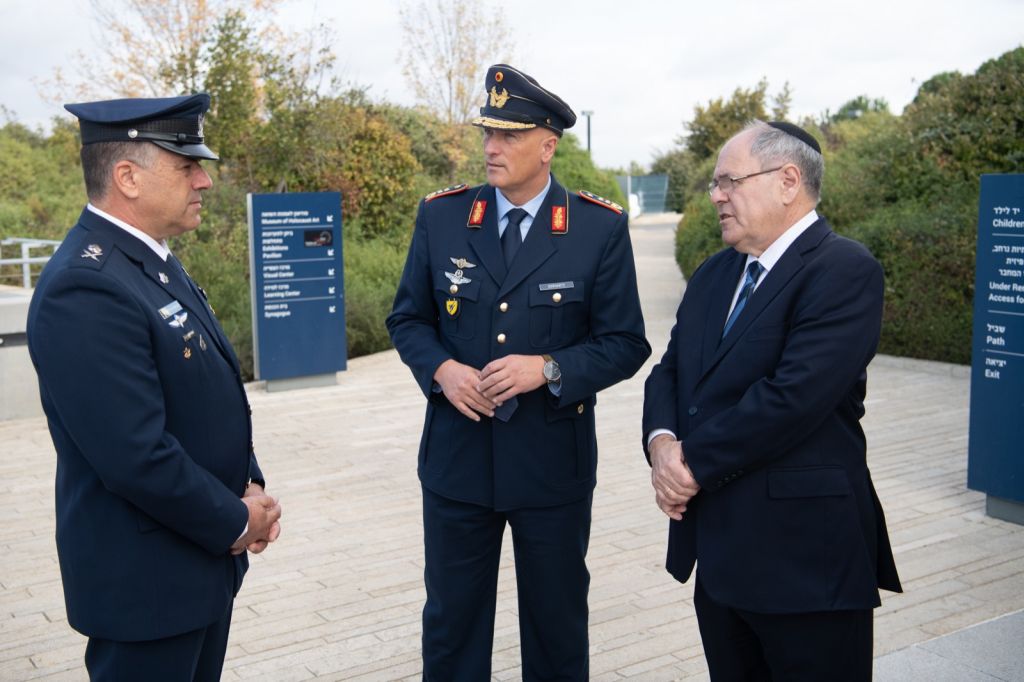 El jefe de la FA de Israel Gral Amikam Norkin y su par alemán junto al Presidente de Yad Vashem Danny Dayan