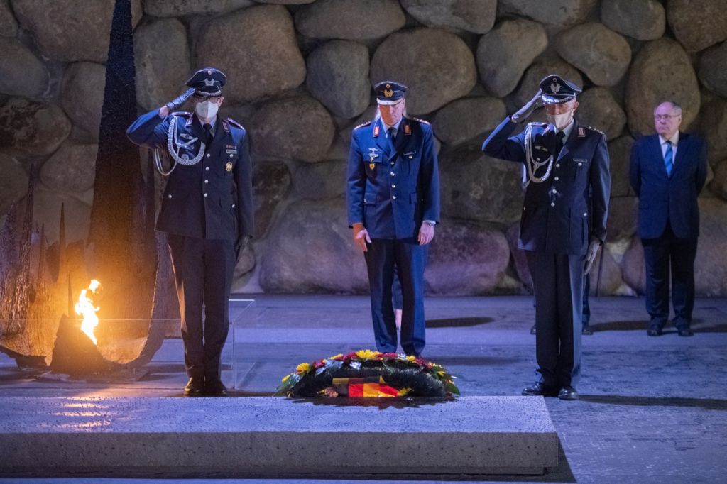 El jefe de la Fuerza Aérea de Alemania colocando una ofrenda floral en memoria de las víctimas de la Shoa, en Yad Vashem