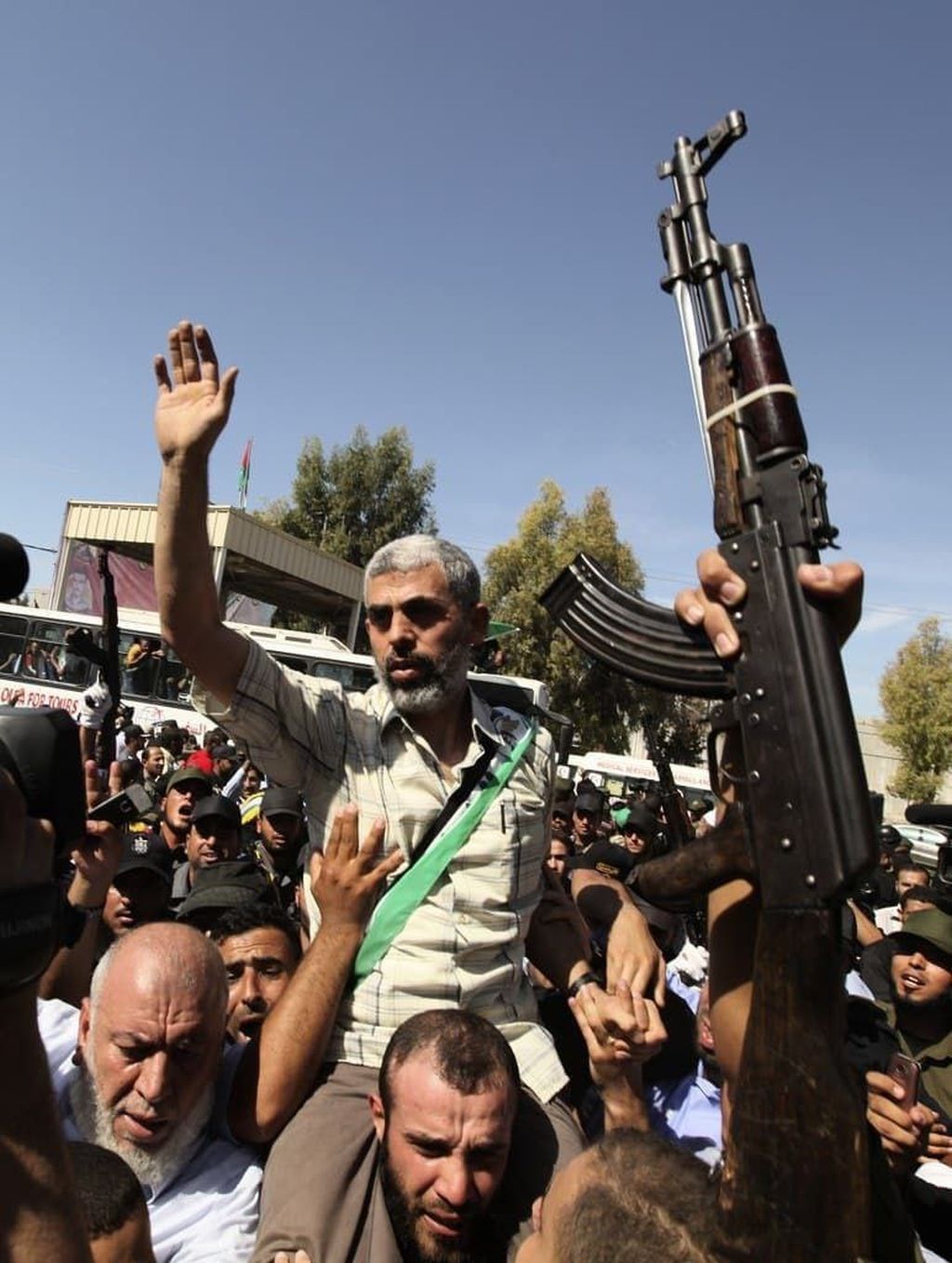 Sinwar en andas, una escena difícil de digerir (Foto: Telegram Abu Ali Expresss)