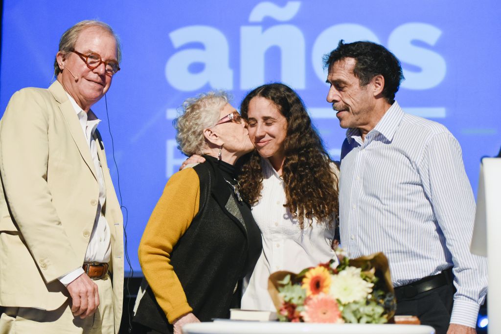 Una felicitación con cariño y alegría. Ida Holz con Fiorella y Miguel Brechner