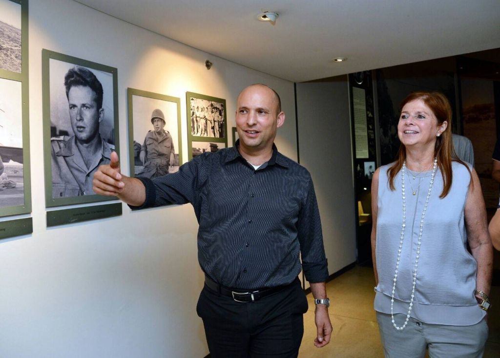 Años atrás, con el entonces diputado y hoy Primer Ministro Naftali Bennett, recorriendo el museo del Centro Rabin