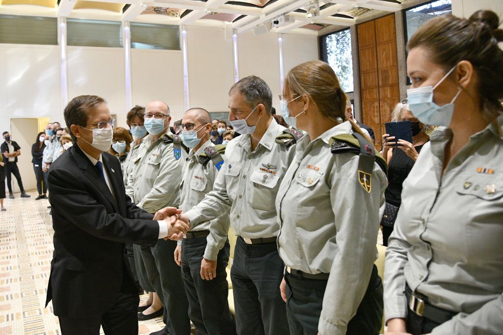 El Presidente Herzog saludando a los miembros de la comisión y los nuevos jueces