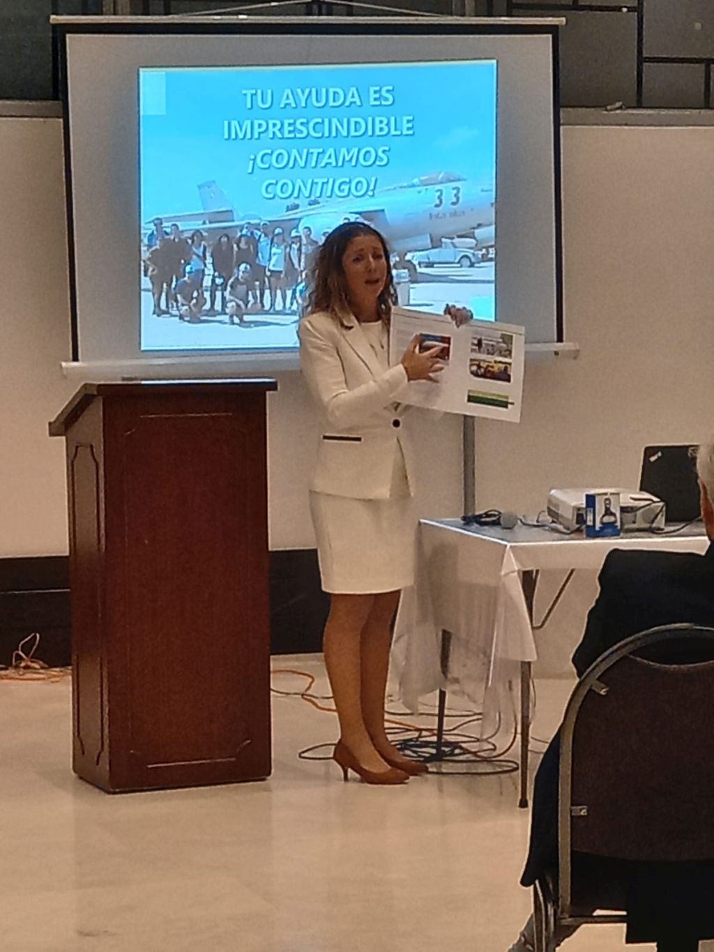 Nili dirigiendo la palabra al público durante una cena con donantes, voluntarios, dirigentes comunitarios y rabinos en Bogotá, donde se presentaron proyectos que se planean realizar en Israel con la ayuda de la comunidad de Colombia.