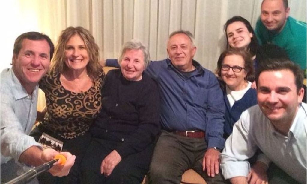 Dinah y Daniel Fraenkel en Kosovo con Leke y su familia