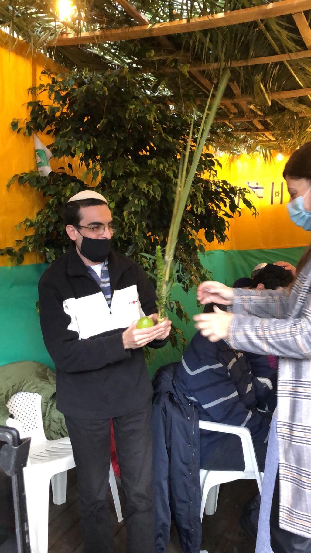 Alan Freund en Sucot, con la Rabanit Efrat Godet
