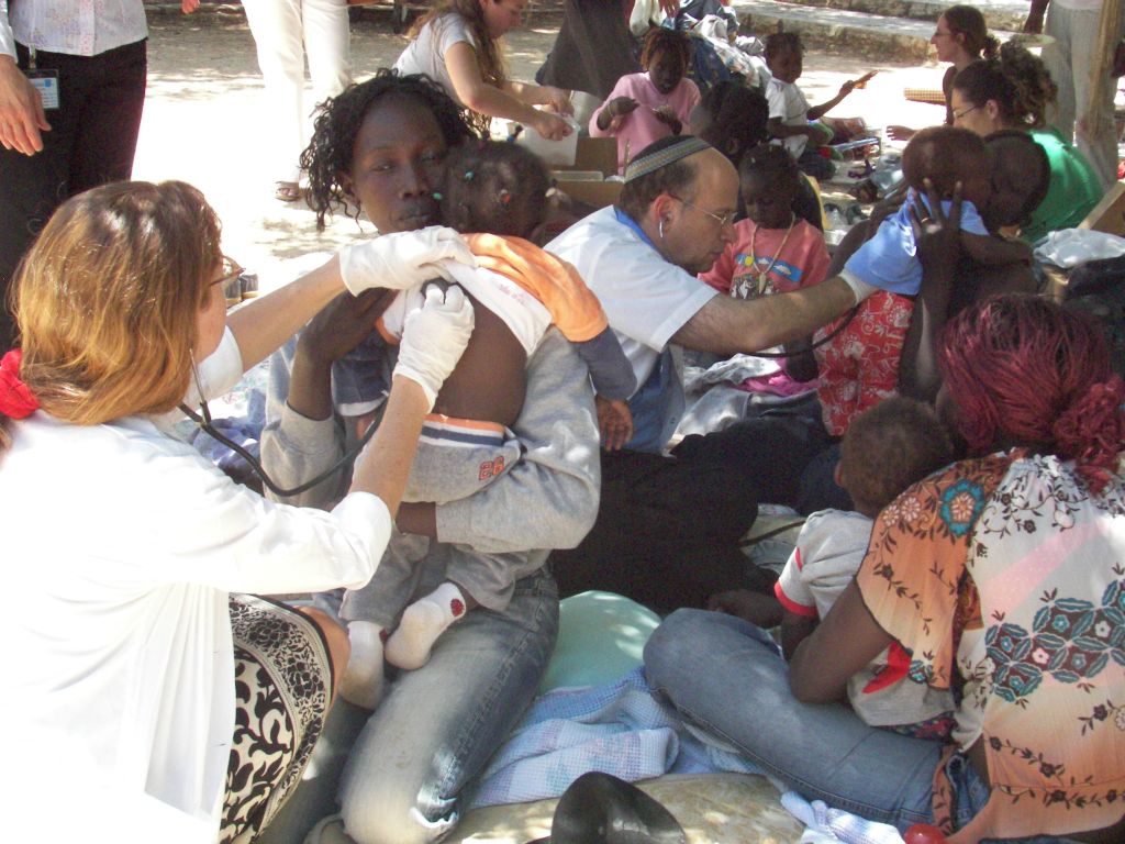Años atrás, al comienzo de una de las olas de ingreso de los solicitantes de asilo africanos, médicos y enfermeras israelíes ayudaron voluntariamente