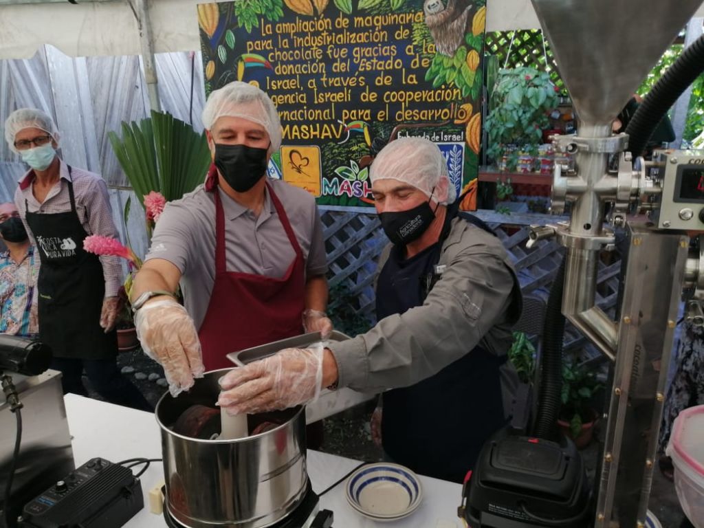 El Embajador en Costa Rica y el Ministro de Agricultura, en plena preparación del chocolate