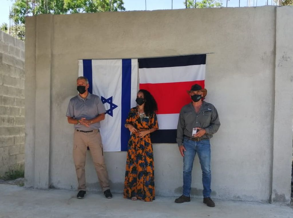 De izquierda a derecha, el Embajador israelí en Costa Rica Oren Bar-El, la directora del proyecto en Limón, Andreas Cordero y el Ministro de Agricultura Renato Alvarado