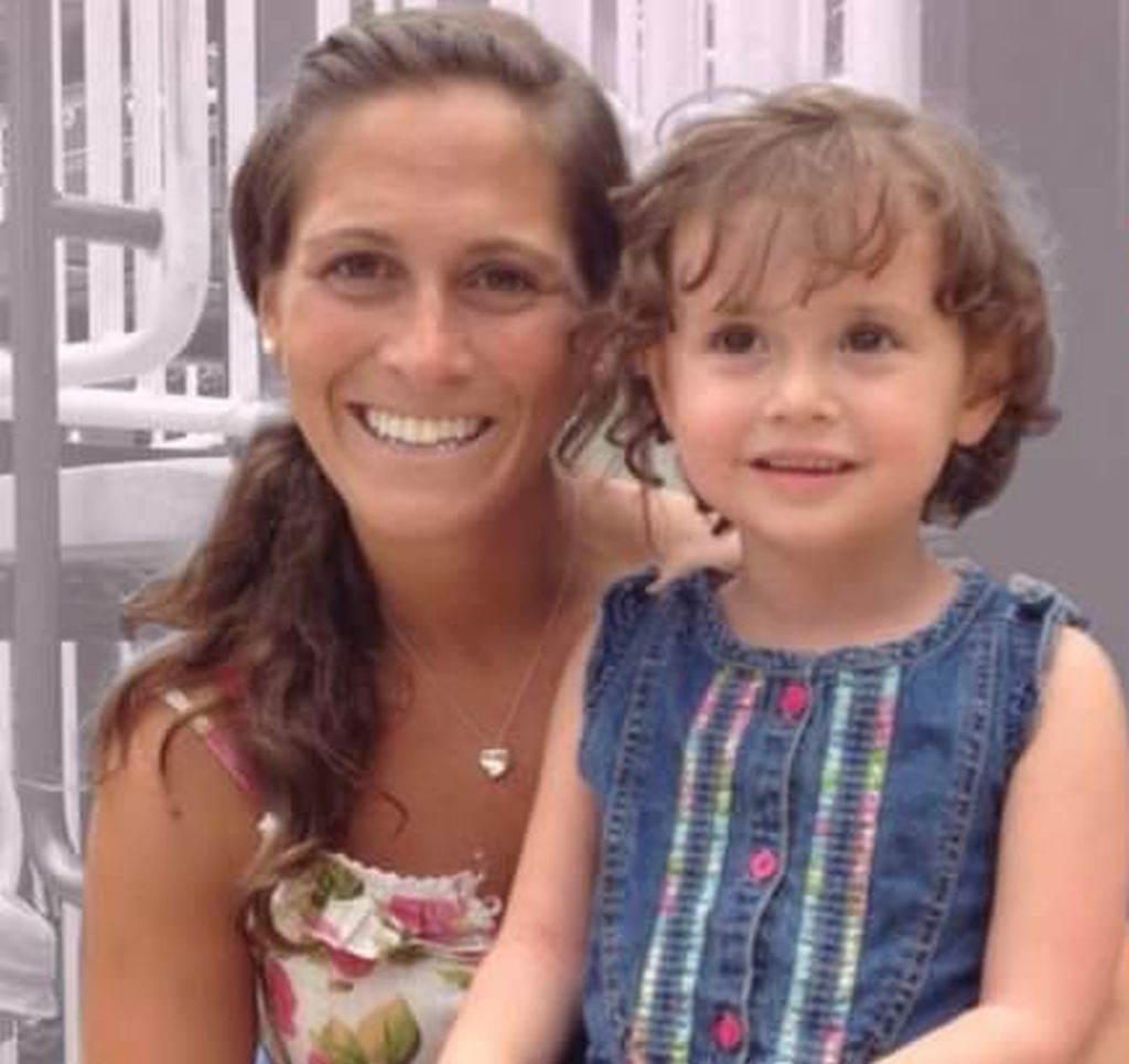 Lauren y Penelope, en el primer encuentro entre ambas, pocos años después de la donación que salvó la vida de la niña