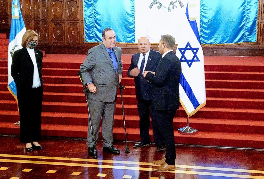 Con el Presidente de Guatemala Dr. Alejandro Giammatei en la Apertura del Primer Foro Centroamericano Por Israel, en el Palacio de Cultura
