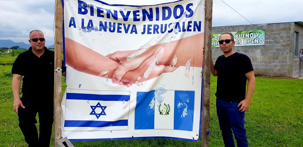 Con el entonces Vicepresidente de la Kneset Hilik Bar, visitando el proyecto de ayuda humanitaria