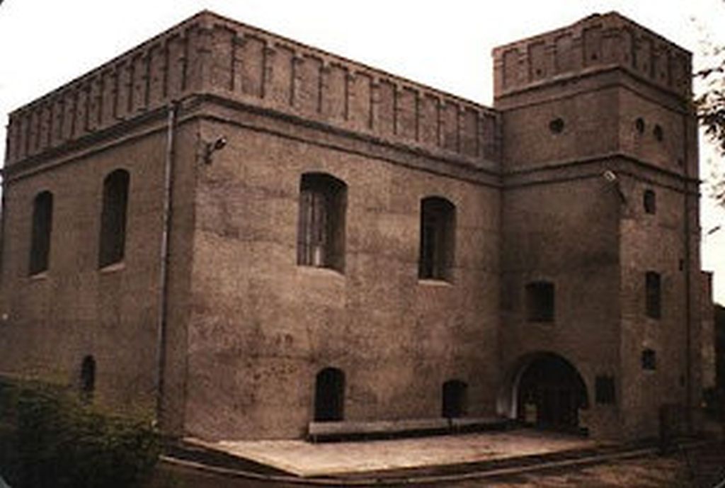 La Gran Sinagoga de Lutsk, renovada después de la Segunda Guerra Mundial. Lutsk, Ucrania, 1984. Beit Hatfutsot, Centro de documentación visual Oster. Cortesía de Anna Herz, Alemania.