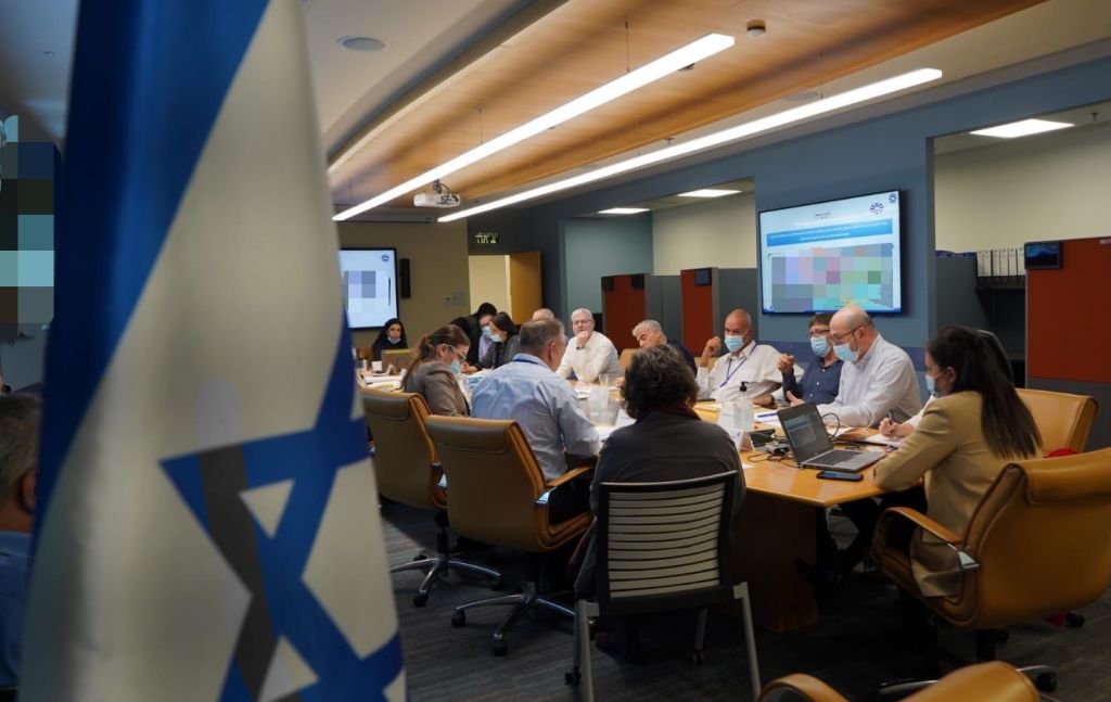 Una reunión del equipo encabezado por el Canciller Lapid, que analiza cómo actuar en la crisis actual