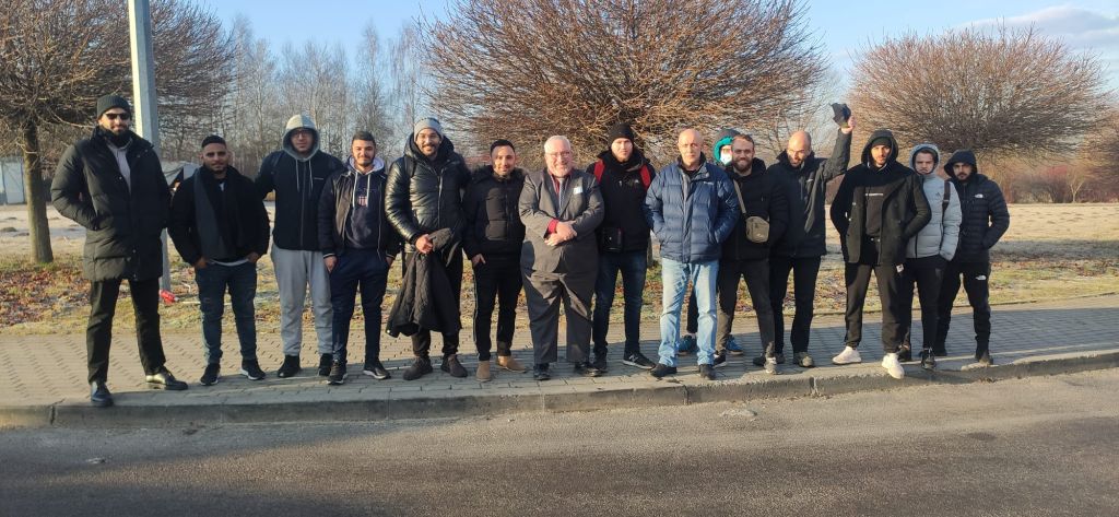 Un grupo de 60 israelíes, entre ellos varios estudiantes, incluyendo árabes israelíes-algunos de ellos en la foto- fue rescatado por uno de los pasajes fronterizos entre Ucrania y Polonia. Los diplomáticos israelíes en el terreno lograron hacer que todos pasen a salvo al lado polaco, en un operativo que duró 12 horas, en cuyo transcurso los diplomáticos cruzaron la frontera cuatro veces para llegar a todos. Aquí posan en una foto ya aliviados, junto a Alon Shoham, ex Embajador de Israel en Minsk, quien ahora llegó desde Jerusalem para ayudar en los esfuerzos en el terreno (Foto: Embajada de Israel en Polonia)
