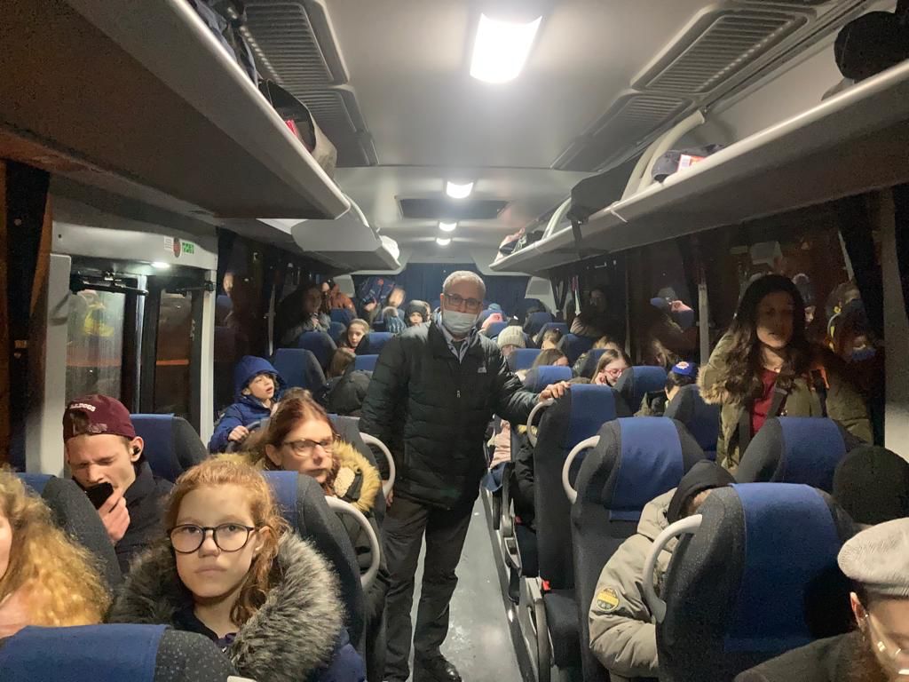 Roni Shabtai en el autobús con los niños . Al hablarles y desearles éxito en la nueva etapa, les dijo que el contacto con ellos para tratar de ayudarlos, había sido de los momentos más emocionantes de su vida.
