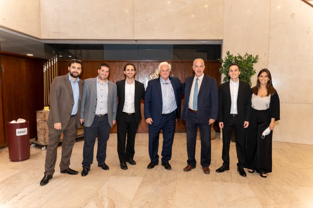 Parte de la Comisión Directiva de la OSU, meses atrás en la Kehilá, en ocasión de la entrega del Premio Jerusalem al Dr. Roberto Canessa