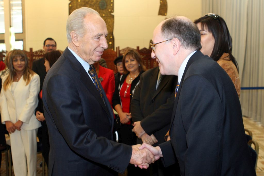 Daniel Rodríguez, invitado de visita a Israel en el 2007 al cumplirse 60 años de la resolución de la Partición de Palestina , con el entonces Presidente Shimon Peres en Beit Hanasí (Foto: Ariel Jerozolimski)