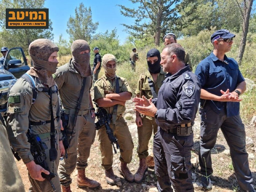 El Inspector General de la Policía Kobi Shabtai, en el terreno, con las tropas