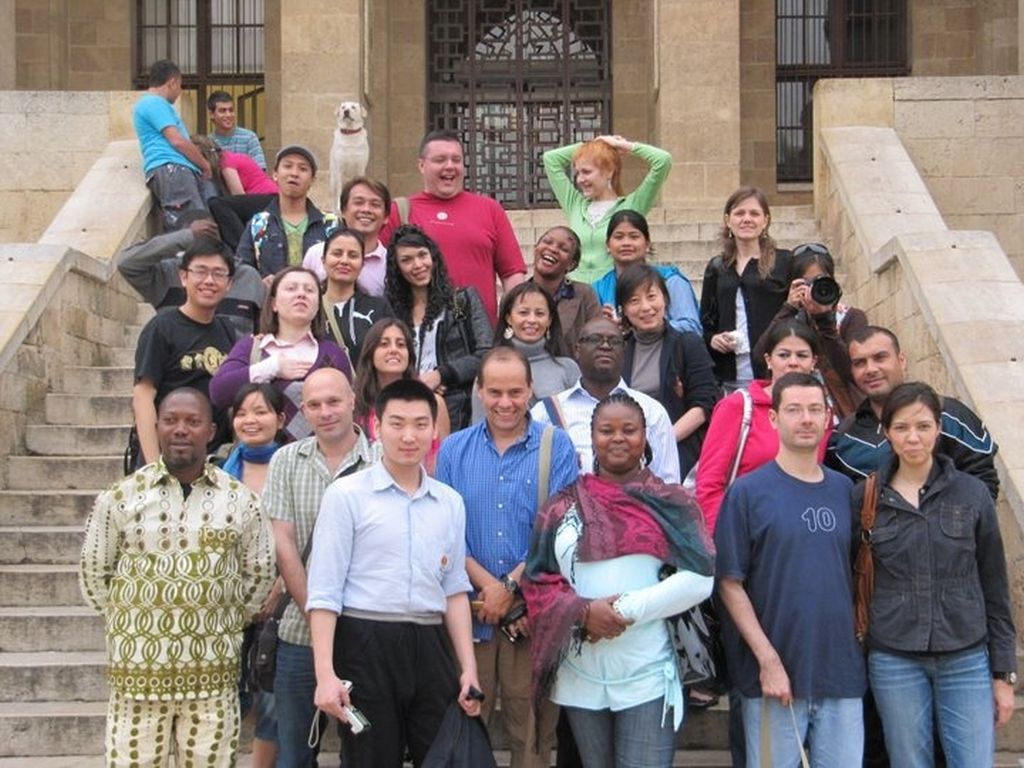 Robert, en el medio, junto a sus compañeros en el curso de periodismo