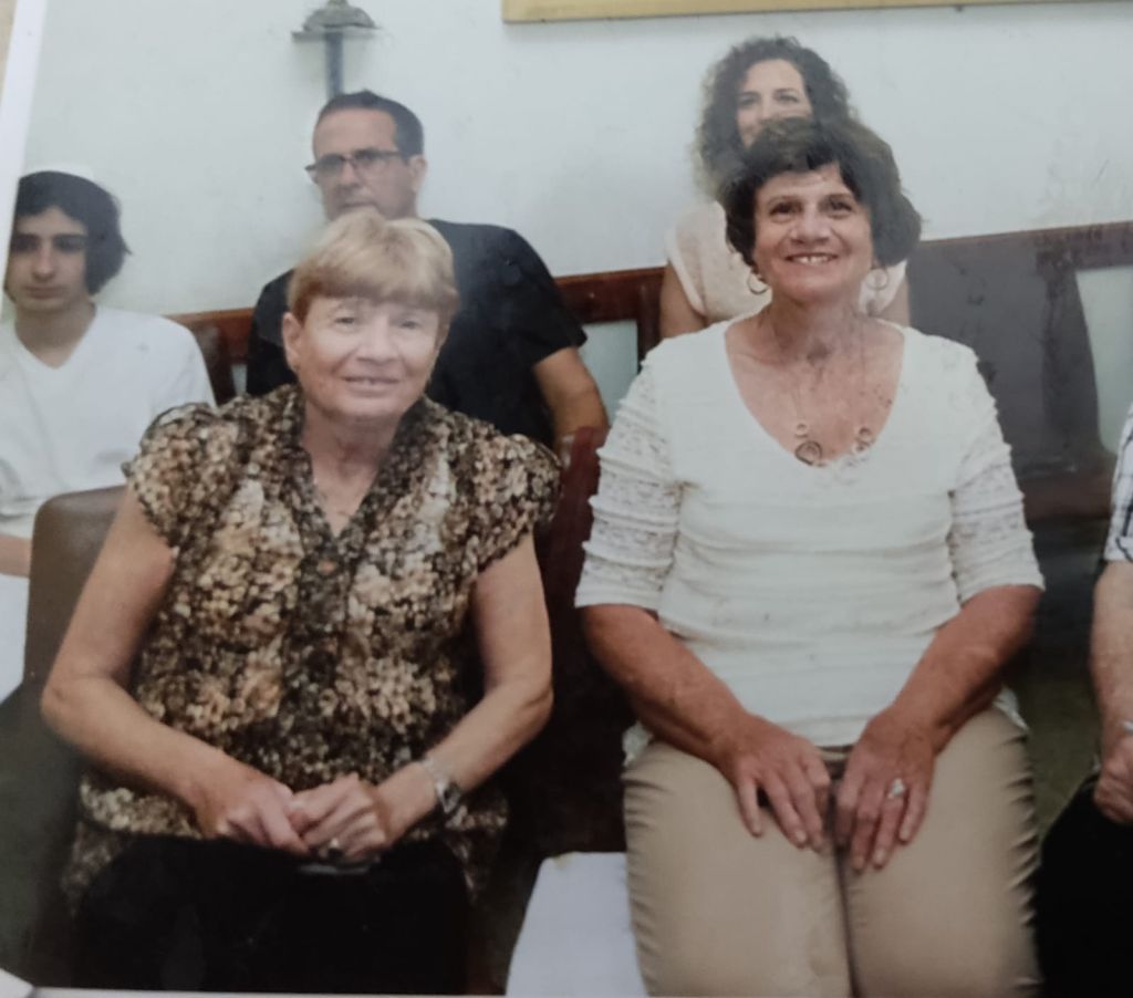 Estela y Marta, su hermana mayor