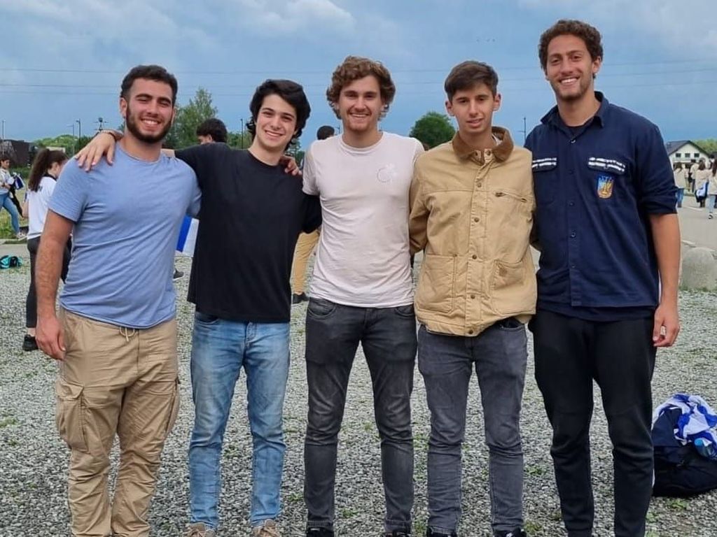 Estos jóvenes, todos ellos participantes en el Majon Lemadrijei Jul en Jerusalem, son los autores de esta nota sobre un tema muy actual, al que es clave responder con argumentos claros tal cual ellos lo hacen. De izquierda a derecha: Tommy Bueno (Jazit Hanoar Uruguay), Uriel Levinas (Jazit Hanoar Uruguay), Sebastián Akerman (Macabi Tzair Uruguay) , Sebastián Loi (Macabi Tzair Chile) y Marcos Nigri (Betar Chile)